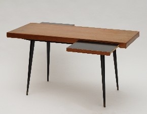 Stůl s výsuvnými deskami