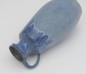 Modrá keramická váza s uchem