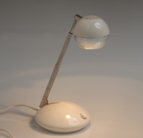 Bílá stolní lampa