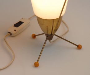 Stolní lampa na trojnožce